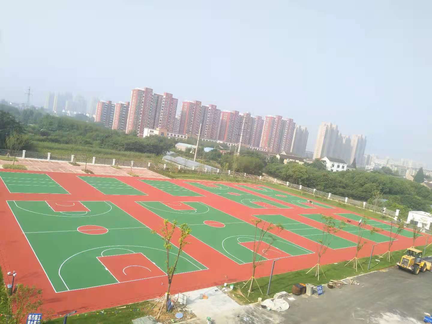 溧陽(yáng)楊莊小學(xué)籃球場(chǎng)，排球場(chǎng)